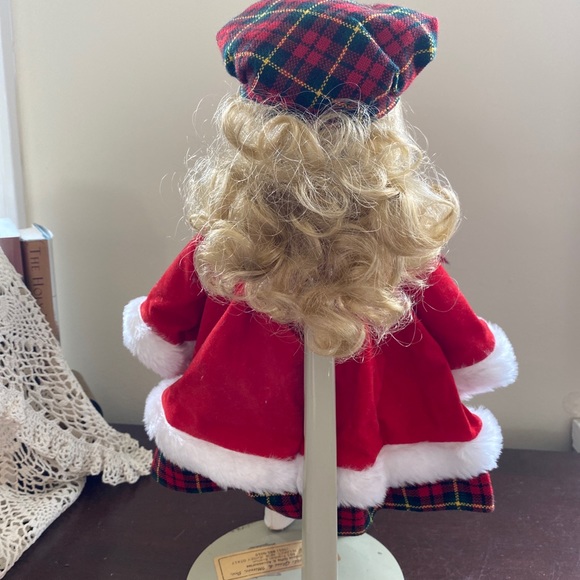 Heritage Mint Collector’s 14”porcelain doll Nicole - Picture 5 of 6